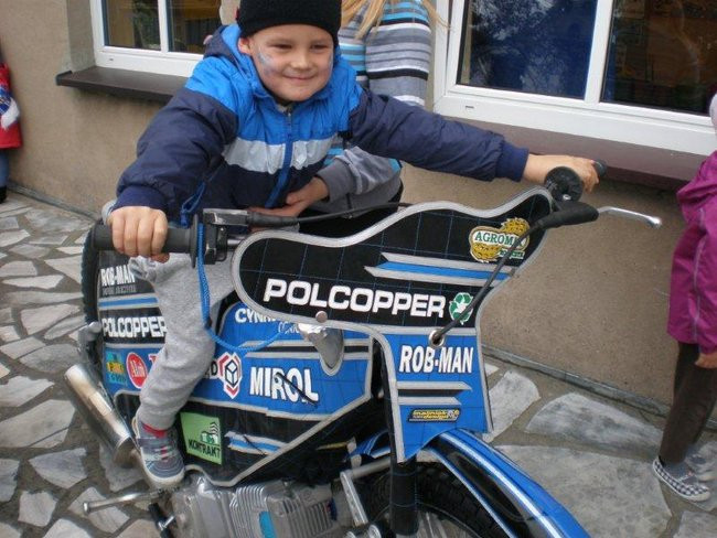 Żużlowiec u przedszkolaków (zdjęcia)