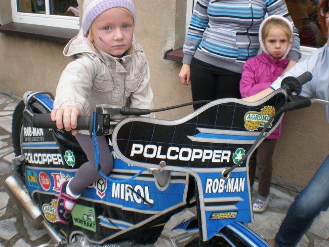 Żużlowiec u przedszkolaków (zdjęcia)