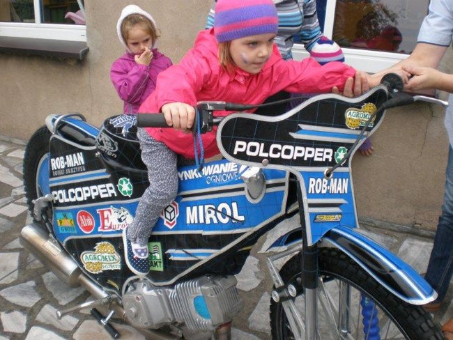 Żużlowiec u przedszkolaków (zdjęcia)