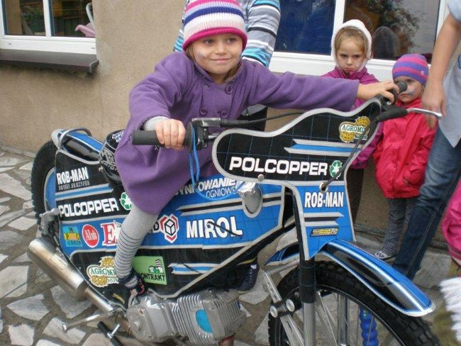 Żużlowiec u przedszkolaków (zdjęcia)