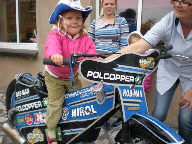 Żużlowiec u przedszkolaków (zdjęcia)