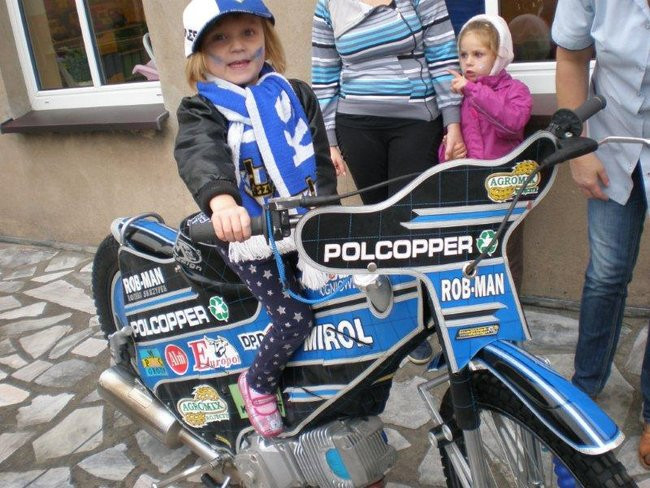 Żużlowiec u przedszkolaków (zdjęcia)