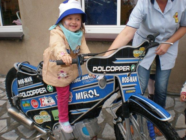 Żużlowiec u przedszkolaków (zdjęcia)