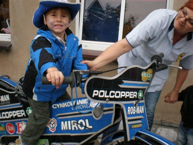 Żużlowiec u przedszkolaków (zdjęcia)