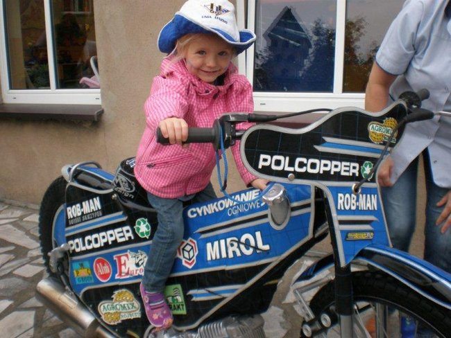 Żużlowiec u przedszkolaków (zdjęcia)