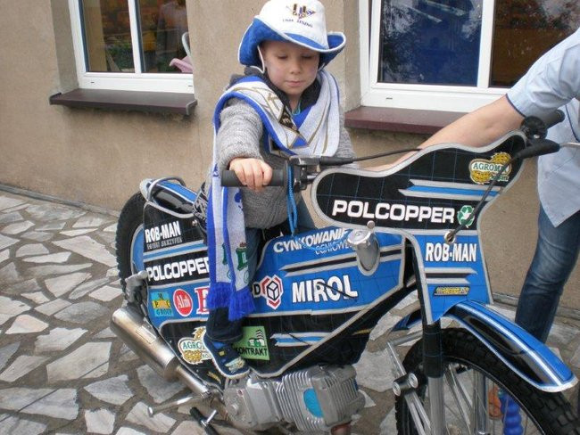 Żużlowiec u przedszkolaków (zdjęcia)