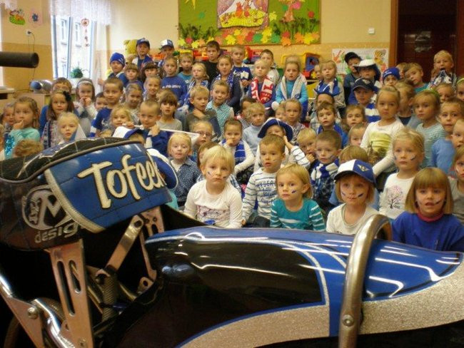 Żużlowiec u przedszkolaków (zdjęcia)