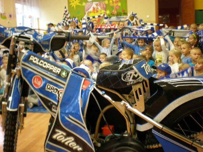 Żużlowiec u przedszkolaków (zdjęcia)