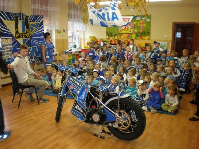 Żużlowiec u przedszkolaków (zdjęcia)