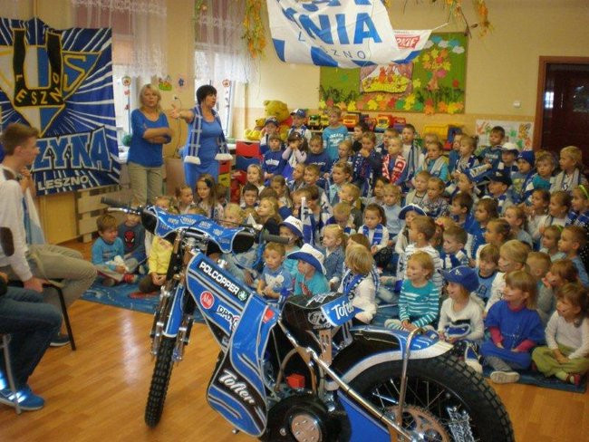Żużlowiec u przedszkolaków (zdjęcia)
