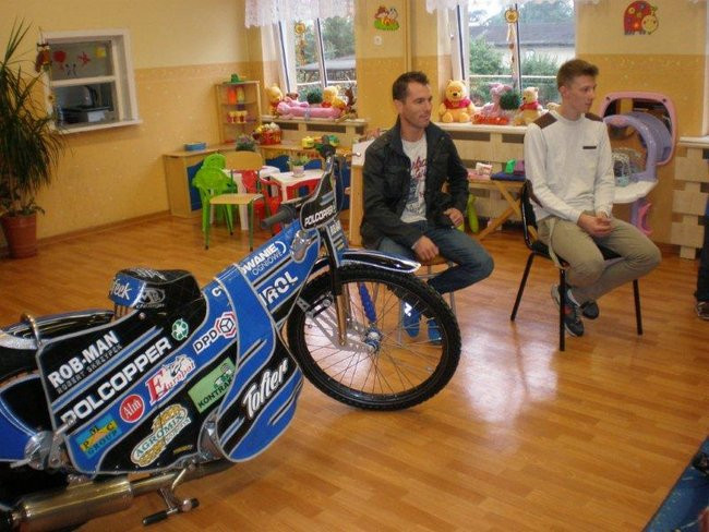 Żużlowiec u przedszkolaków (zdjęcia)