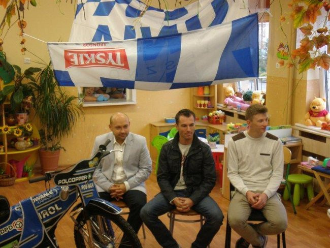 Żużlowiec u przedszkolaków (zdjęcia)