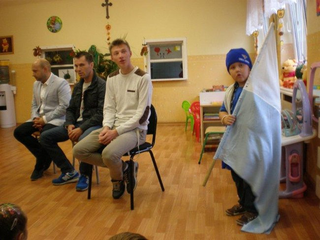 Żużlowiec u przedszkolaków (zdjęcia)