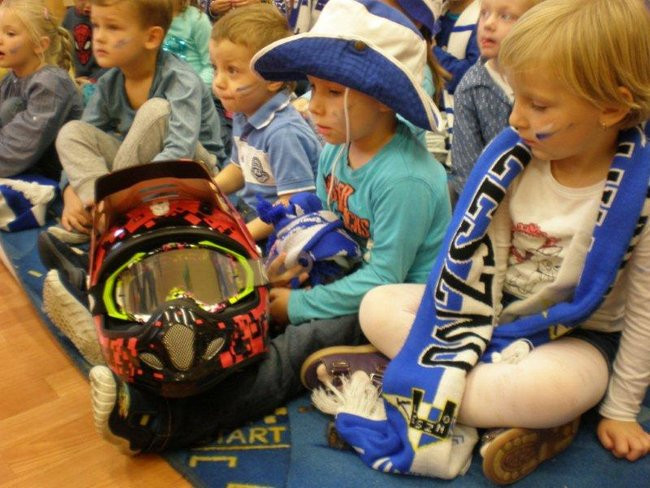 Żużlowiec u przedszkolaków (zdjęcia)