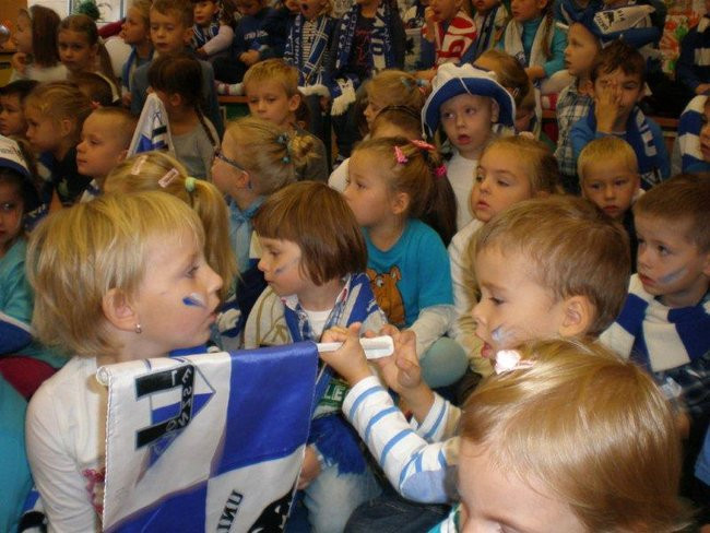 Żużlowiec u przedszkolaków (zdjęcia)