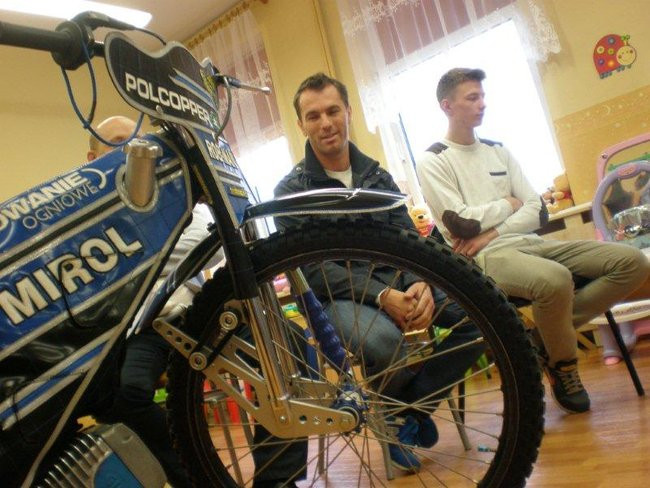 Żużlowiec u przedszkolaków (zdjęcia)