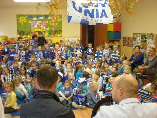 Żużlowiec u przedszkolaków (zdjęcia)