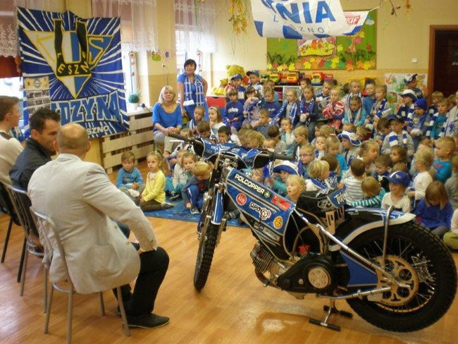 Żużlowiec u przedszkolaków (zdjęcia)