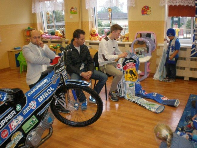 Żużlowiec u przedszkolaków (zdjęcia)