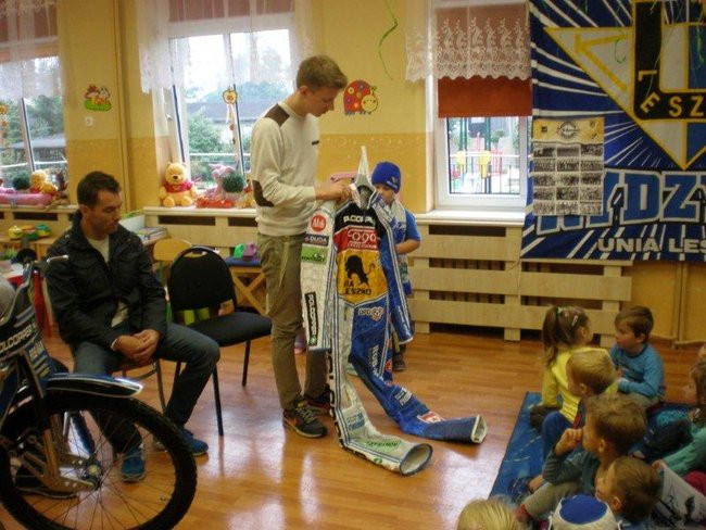 Żużlowiec u przedszkolaków (zdjęcia)