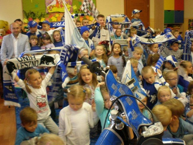 Żużlowiec u przedszkolaków (zdjęcia)