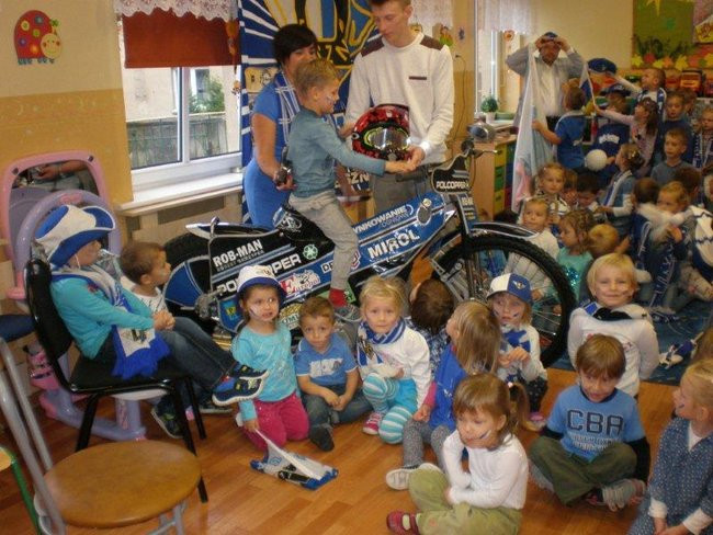 Żużlowiec u przedszkolaków (zdjęcia)