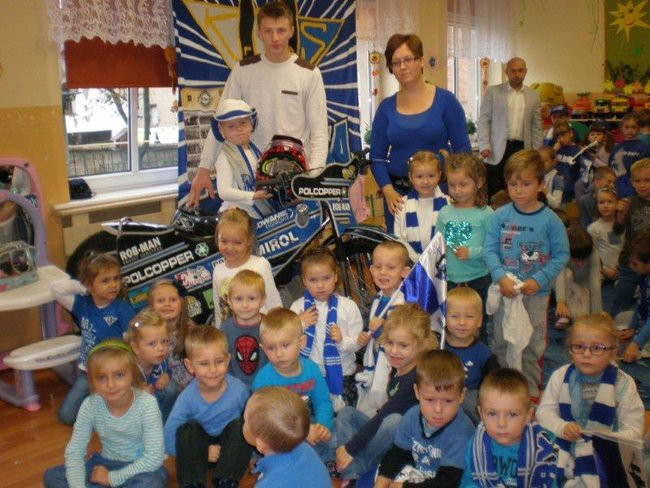 Żużlowiec u przedszkolaków (zdjęcia)