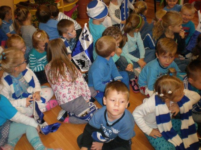 Żużlowiec u przedszkolaków (zdjęcia)