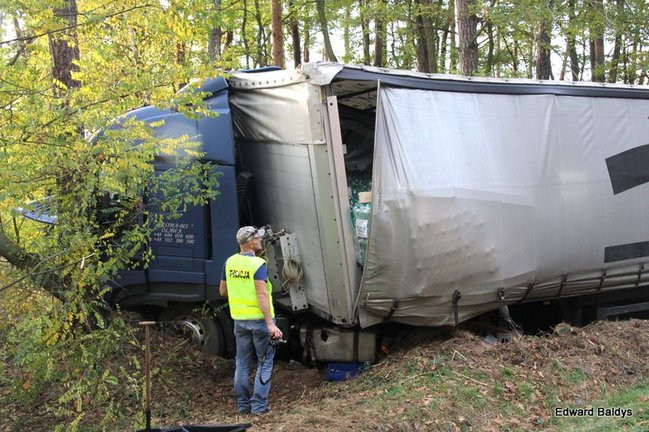 Czołowe zderzenie na drodze do Gołanic (zdjęcia)