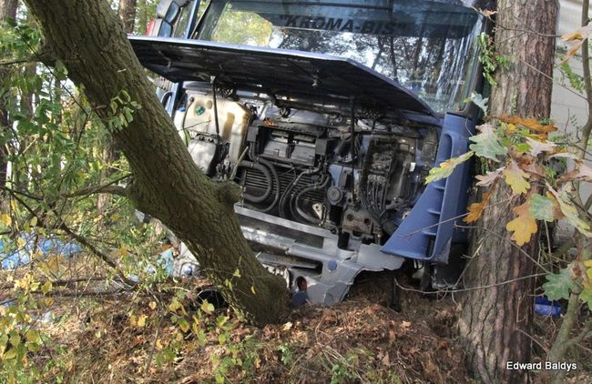 Czołowe zderzenie na drodze do Gołanic (zdjęcia)