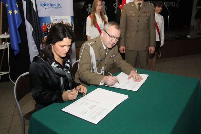 II LO podpisało umowę z wojskiem (zdjęcia)