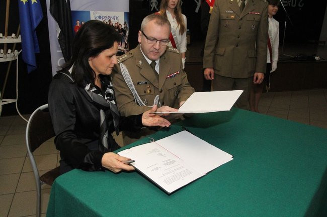 II LO podpisało umowę z wojskiem (zdjęcia)