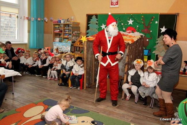 Gwiazdor u przedszkolaków w Osiecznej (zdjęcia)