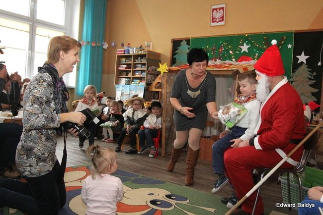 Gwiazdor u przedszkolaków w Osiecznej (zdjęcia)