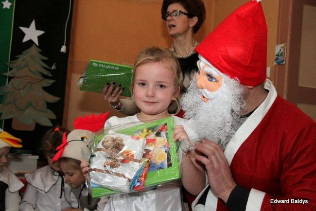 Gwiazdor u przedszkolaków w Osiecznej (zdjęcia)