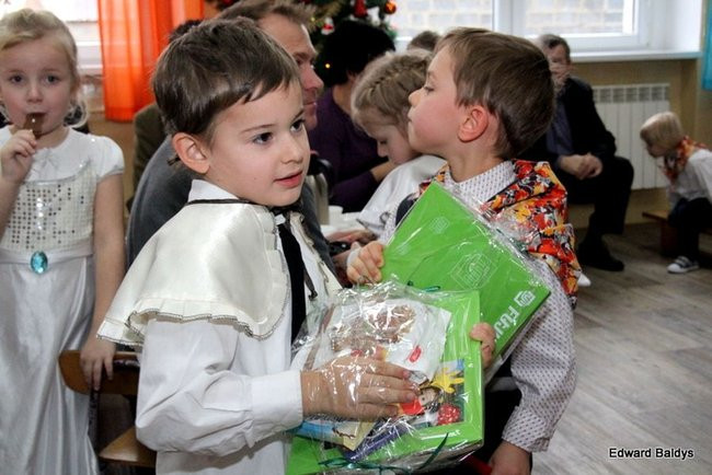 Gwiazdor u przedszkolaków w Osiecznej (zdjęcia)