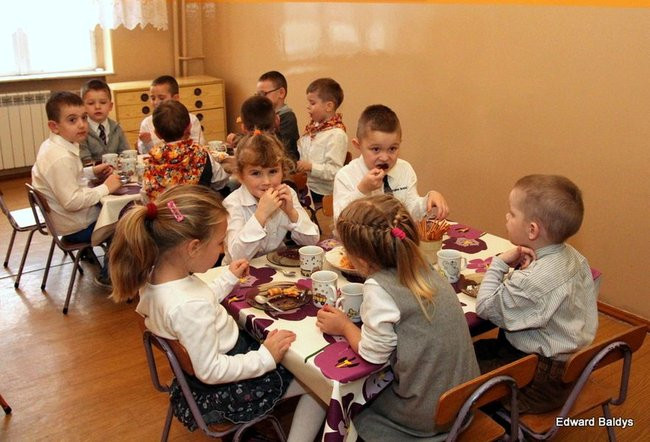 Gwiazdor u przedszkolaków w Osiecznej (zdjęcia)