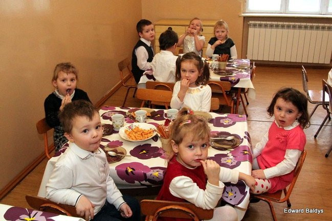 Gwiazdor u przedszkolaków w Osiecznej (zdjęcia)
