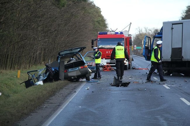 Wypadek na dwunastce. Dwie osoby nie żyją (zdjęcia i dźwięk)