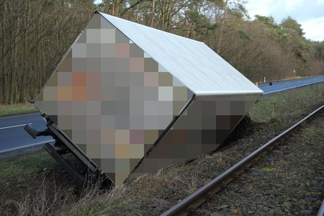 Wypadek na dwunastce. Dwie osoby nie żyją (zdjęcia i dźwięk)