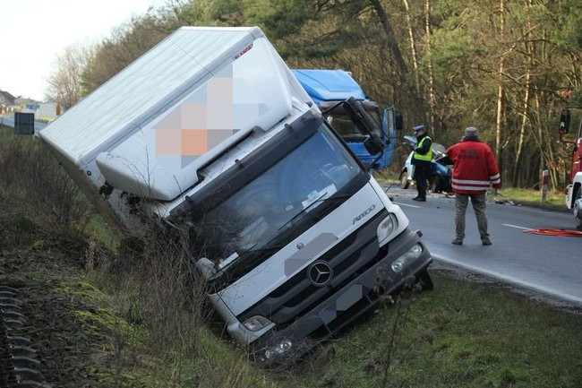 Wypadek na dwunastce. Dwie osoby nie żyją (zdjęcia i dźwięk)