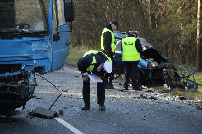 Wypadek na dwunastce. Dwie osoby nie żyją (zdjęcia i dźwięk)