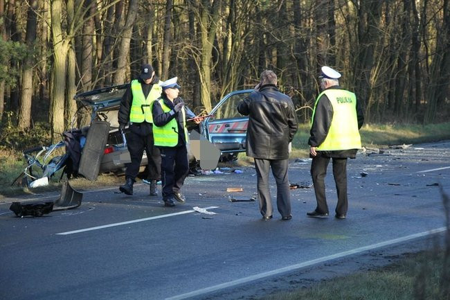 Wypadek na dwunastce. Dwie osoby nie żyją (zdjęcia i dźwięk)