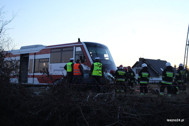 Auto wjechało pod szynobus (dźwięk i zdjęcia)