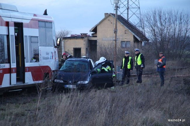 Auto wjechało pod szynobus (dźwięk i zdjęcia)