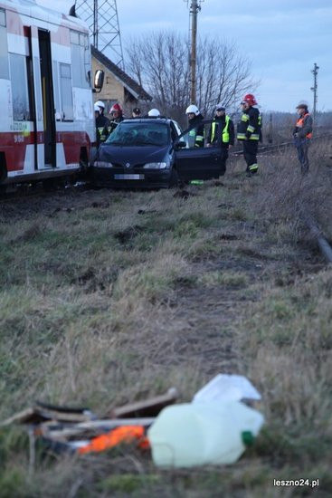 Auto wjechało pod szynobus (dźwięk i zdjęcia)