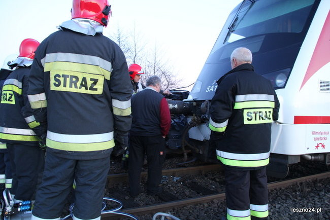 Auto wjechało pod szynobus (dźwięk i zdjęcia)