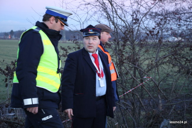 Auto wjechało pod szynobus (dźwięk i zdjęcia)