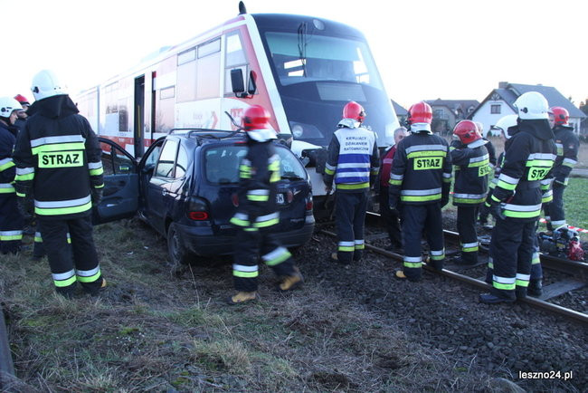 Auto wjechało pod szynobus (dźwięk i zdjęcia)