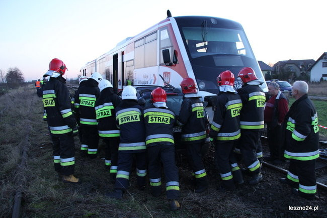 Auto wjechało pod szynobus (dźwięk i zdjęcia)